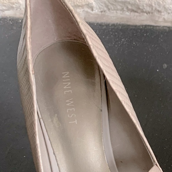 Nine West pointed toe kitten heels with alligator print in nude. - Picture 2 of 3
